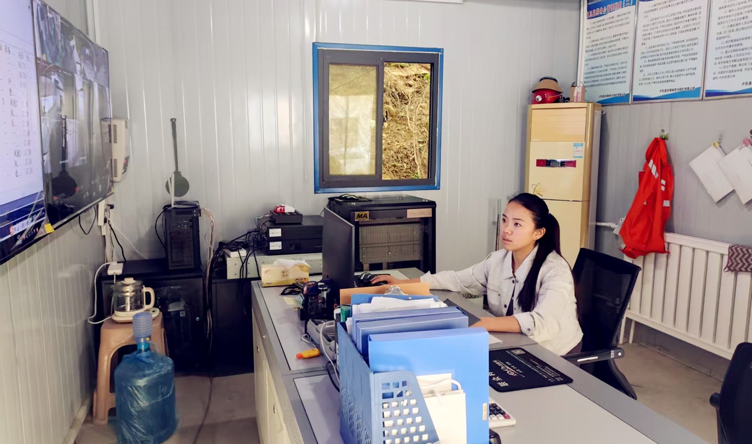 堅(jiān)守安全防線(xiàn)，綻放巾幗風(fēng)采｜記西溝鐵礦安全監(jiān)控員黃春玲