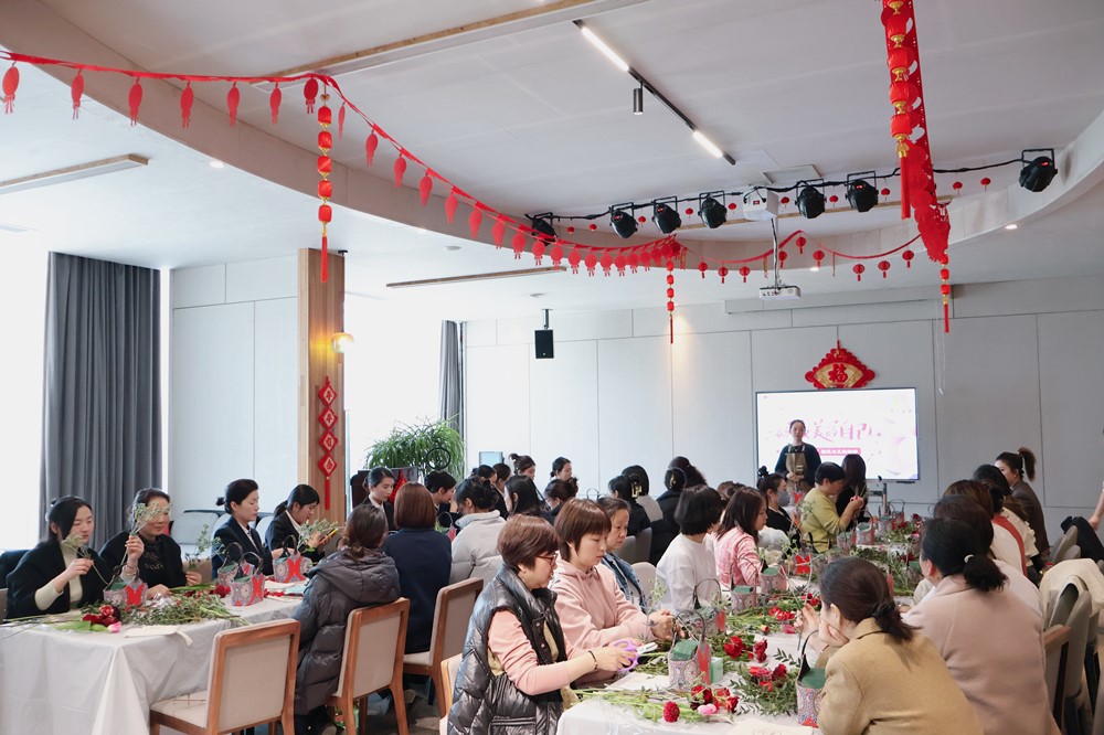 做最美的自己｜開(kāi)元集團舉行“三八女神節”插花與美妝活動(dòng)