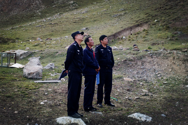 興?？h公安局治安大隊到銅鑫公司例行安全專(zhuān)項檢查